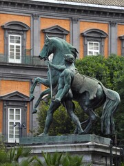 Escultura de domador de caballos en Nápoles