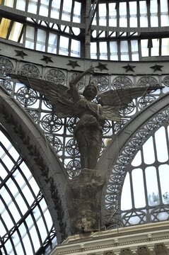 Escultura en las galer&iacute;as de Umberto I en N&aacute;poles