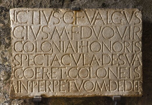 Inscripci&oacute;n sobre constructores del anfiteatro de Pompeya, Valgus y Porcius
