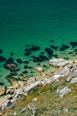 Fotografía del agua cristalina en Nazaré, Portugal.