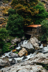 Fotografía de las rocas en las montañas de Parque Natural da Senhora do Salto en Portugal.