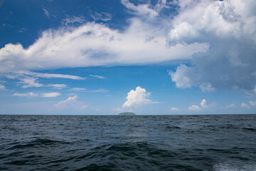 Paisaje exótico y hermosa vista durante un crucero en barco por el Océano Índico en Tailandia,...
