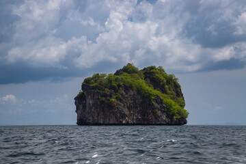 Paisaje exótico y hermosa vista durante un crucero en barco por el Océano Índico en Tailandia,...