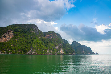 Obraz premium Paisaje exótico y hermosa vista durante un crucero en barco por el Océano Índico en Tailandia, papel tapiz, fondo