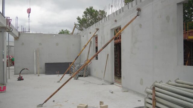 Chantier en b&eacute;ton en cours de construction. B&eacute;ton par banchage. Concrete site under construction. Formwork concrete.