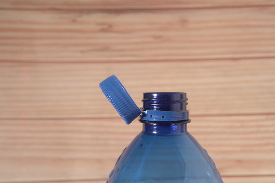 tapon azul plastico botella adosado pegado 