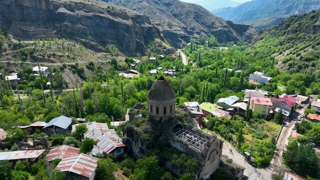 &Ouml;şvank Church is in &Ccedil;amlıyama&ccedil; Village of Uzundere District. It is famous for its colorful stone decorations and relief figures, Erzurum