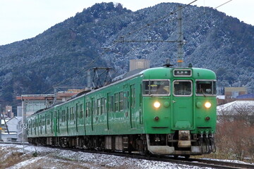 冬の舞鶴線を走る113系電車