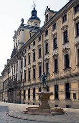 Obraz premium The University of Wrocław photographed as a background to the fountain in the foreground on a sunny day