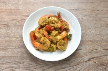 stir fried shrimp with bell pepper and spring onion in yellow curry and egg on plate