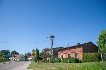 Ein typisches Storchennest in einem Dorf in Polen