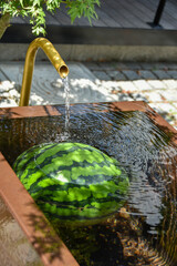 日本の夏　井戸で冷やし中のスイカ
