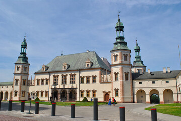 zdjęcie pałacu biskupów krakowskich, Kielce, Polska