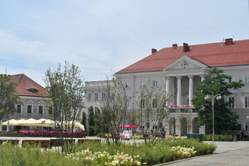 krajobraz miejski, zielony plac w centrum miasta przy ratuszu, Polska, Kielce