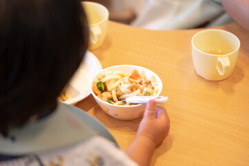 保育園の給食　うどん