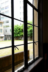 Fototapeta premium 古い建物の窓から見える風景