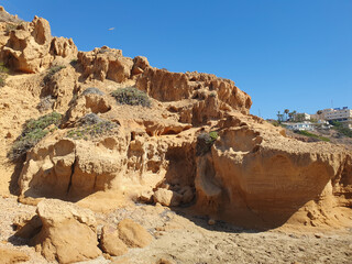 Vega Baja del Segura - La costa de Torrevieja, rocas y calas con aguas cristalinas. 