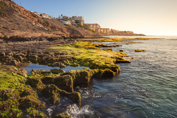 Vega Baja del Segura - La costa de Torrevieja, rocas y calas con aguas cristalinas. 