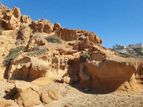 Vega Baja del Segura - La costa de Torrevieja, rocas y calas con aguas cristalinas. 