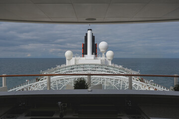 Sonnenliegen auf Luxus Kreuzfahrtschiff - Sun loungers and deck chairs on luxury oceanliner,...