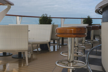 Sonnenliegen auf Luxus Kreuzfahrtschiff - Sun loungers and deck chairs on luxury oceanliner,...
