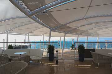 Sonnenliegen auf Luxus Kreuzfahrtschiff - Sun loungers and deck chairs on luxury oceanliner,...
