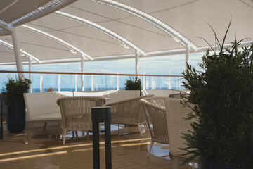 Sonnenliegen auf Luxus Kreuzfahrtschiff - Sun loungers and deck chairs on luxury oceanliner,...
