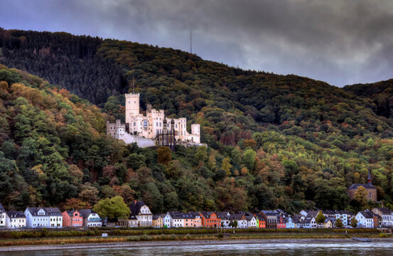 Blick von Lahnstein auf den Ort Stolzenfels mit Schloss Stolzenfels im UNESCO-Weltkulturerbe Oberes Mittelrheintal am Abend, Koblenz; S&Atilde;&frac14;dwestdeutschland, Deutschland, Europa.