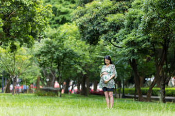 Obraz premium Pregnant woman in the park