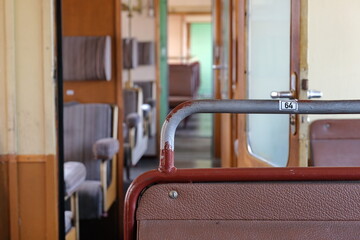 Innenansicht eines historischen Eisenbahnwagens 