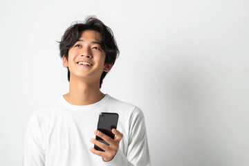 スマホを見る若いアジア人男性