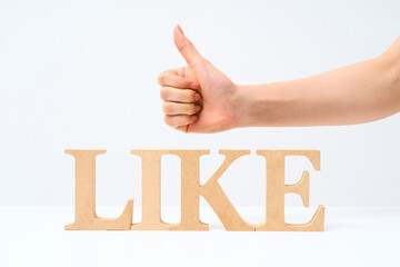 「LIKE」と並べられたアルファベットの木製ブロック