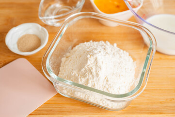 パン作り　強力粉と材料