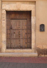 puerta antigua fachada color crema 