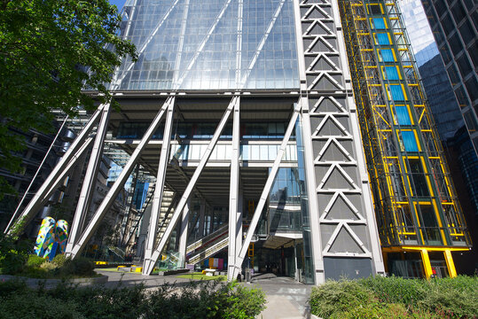 The front entrance of 122 Leadenhall Street the Leadenhall building on a sunny day. London - 28th July 2024