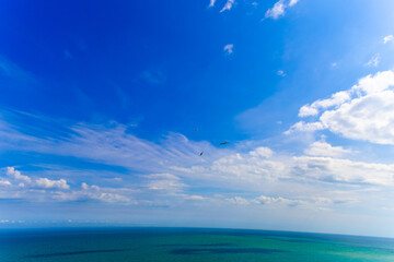 Obraz premium Blue sea with waves and sky with clouds
