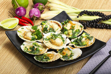 Grilled scallops with green onion