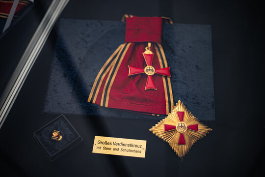 Gro&szlig;es Verdienstkreuz mit Stern und Schulterband der Bundesrepublik Deutschland