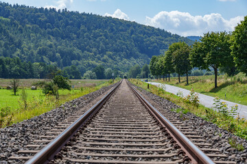 Landschaft mit Bahnschiene an einem Sommertag