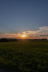 Sonnenuntergang über einer herrlichen Landschaft 