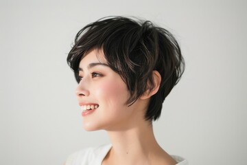 黒髪の綺麗な日本人女性の横顔の写真（ヘアケア・ショートヘア・短髪・背景なし）