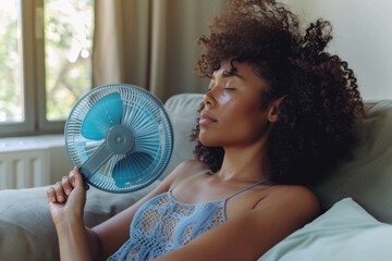 Naklejka premium Scorching sun - coping with summer heat through effective body cooling methods, with water, ensuring comfort and safety during high air temperatures and intense sunlight