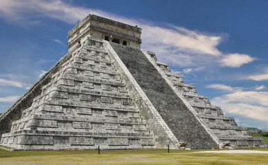The Pyramid of Kukulkan, (El Castillo) is the iconic pyramid of Chichén Itzá (Mexico) is a stepped temple on top of which is the temple dedicated to the god Kukulkan, the feathered serpent