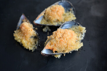 cozze gratinate su di un ripiano nero