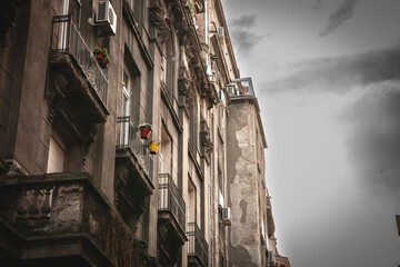 Naklejka premium Dilapidated facades in the city center of Belgrade (Stari Grad), highlighting urban decay and historic architecture in a real estate renovation area.