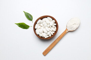 Collagen in powder and tablets with a wooden spoon