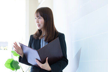 プレゼンする女性