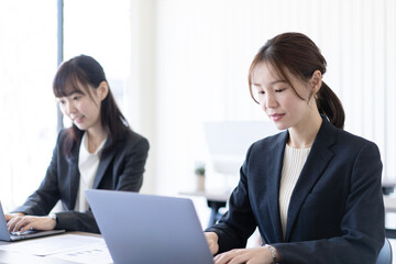 仕事をする女性