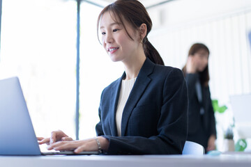 仕事をする女性