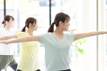 ヨガをする女性